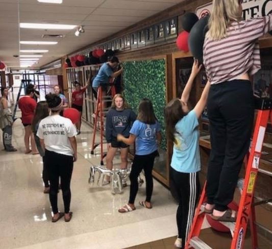 Student Council members decorate for Homecoming